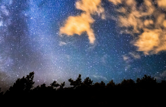 Belle nuit sur la montagne en savoie