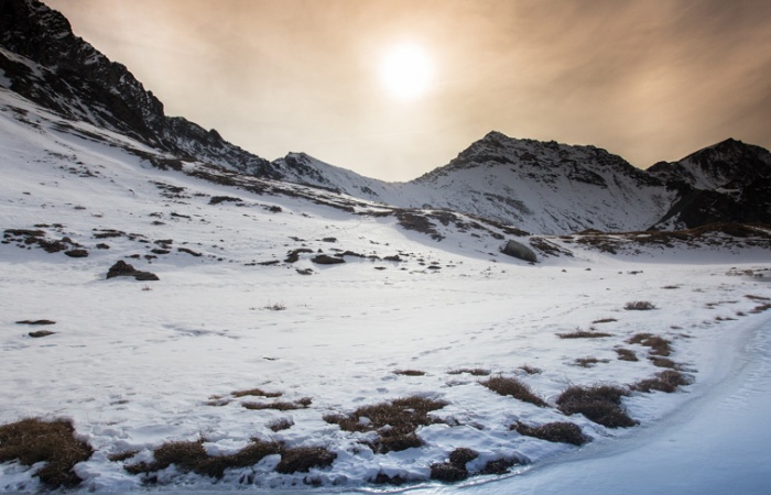 Les séances photo de nuit se déroulent toujours sous le signe de la bonne humeur, avec la montagne comme décor naturel.